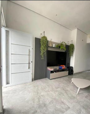 Linda casa a 100 metros da praia!